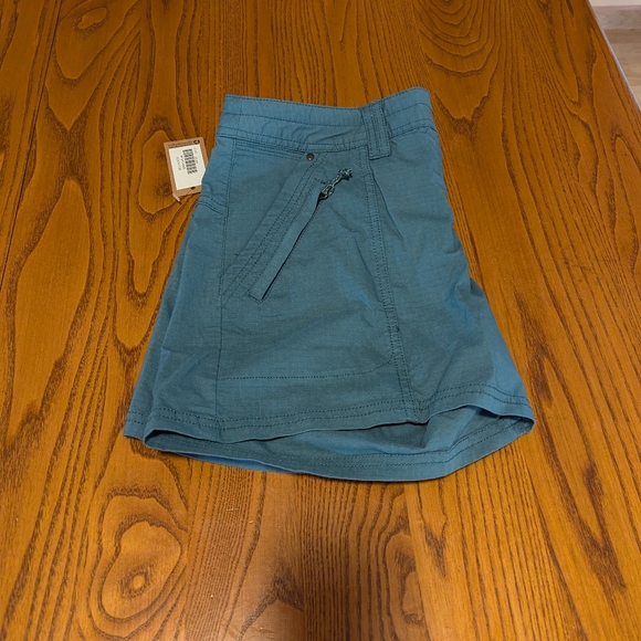 Title Nine Big B Short 4" Size 6 - Picture 3 of 3